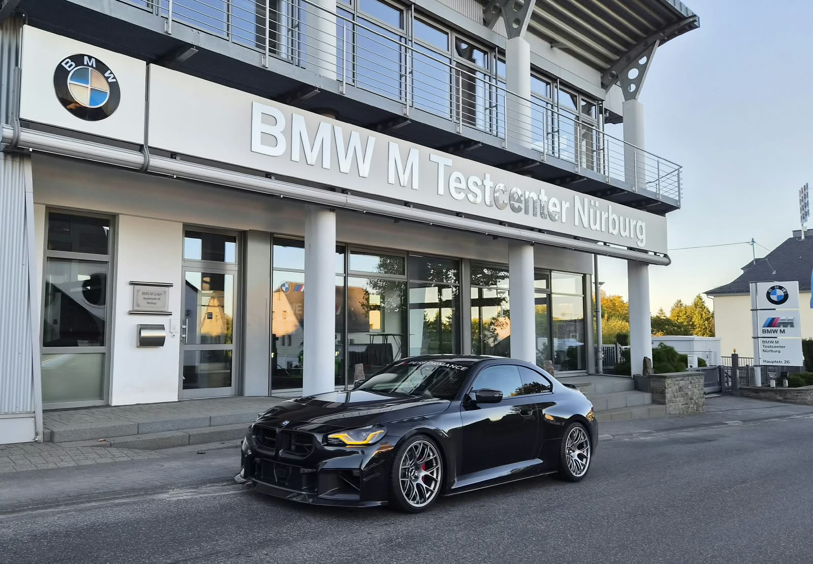 Schwarzer BMW M2 von JL Performance vor dem BMW M Testcenter Nürburg