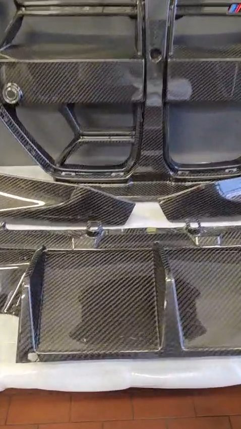 Video: Carbon-Nieren, Frontlippen und Diffusor